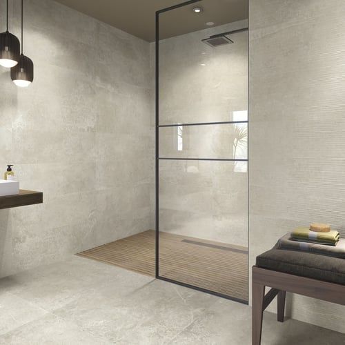 Salle de bain rénovée avec un design simple et moderne. La pièce comprend des lignes épurées, des couleurs neutres, un lavabo et une coiffeuse modernes, une cabine de douche en verre et une décoration minimaliste. L'éclairage est naturel et lumineux, créant un espace accueillant et fonctionnel. Cela permet de Rénover son bien immobilier.